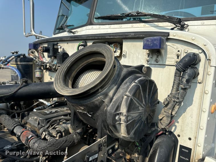 image for item OF9891 2013 Peterbilt 337 utility / service truck