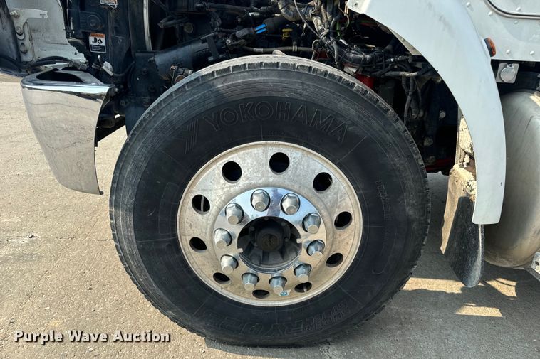 image for item OF9891 2013 Peterbilt 337 utility / service truck