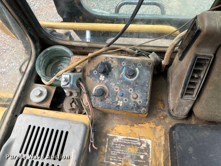 image for item OF9893 1995 Caterpillar  953B track loader