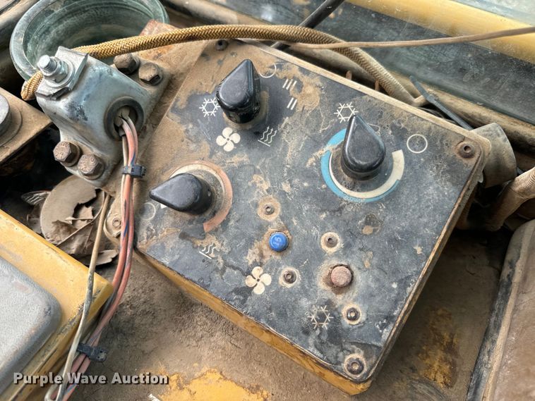 image for item OF9893 1995 Caterpillar  953B track loader