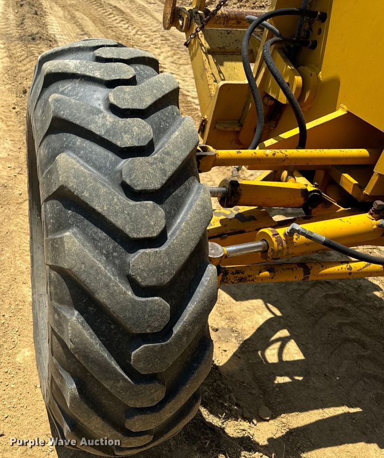 image for item OF9906 1985 Champion 730A motor grader