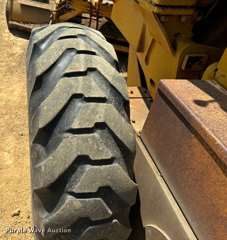 image for item OF9906 1985 Champion 730A motor grader