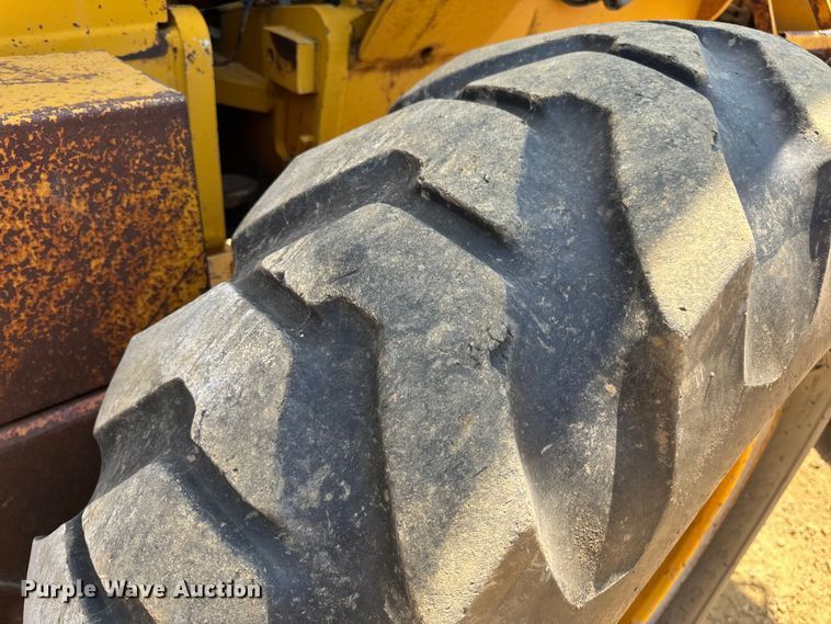 image for item OF9906 1985 Champion 730A motor grader