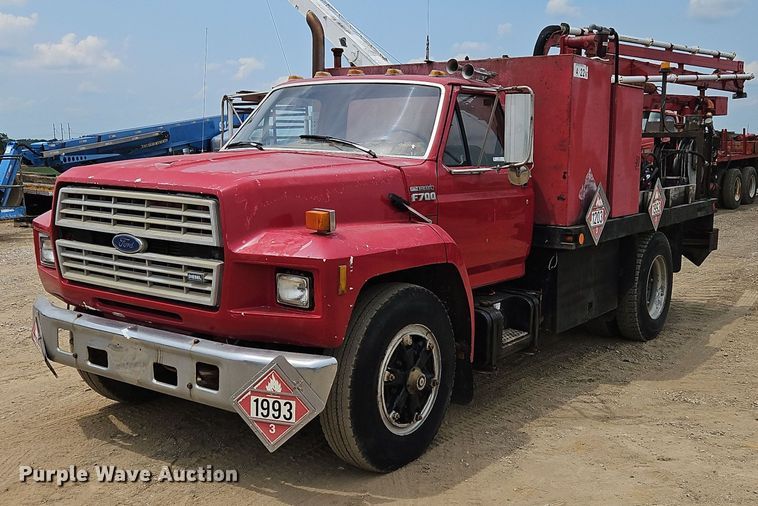 image for item OJ9778 1991 Ford F700 fuel / lube truck