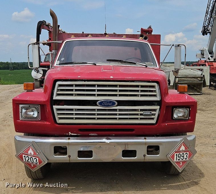 image for item OJ9778 1991 Ford F700 fuel / lube truck