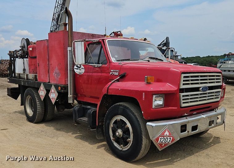 image for item OJ9778 1991 Ford F700 fuel / lube truck