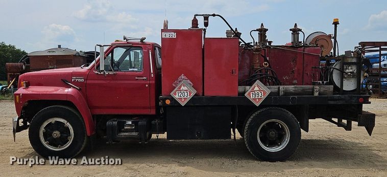 image for item OJ9778 1991 Ford F700 fuel / lube truck