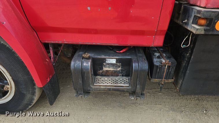 image for item OJ9778 1991 Ford F700 fuel / lube truck