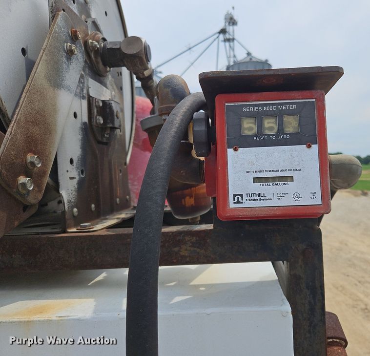 image for item OJ9778 1991 Ford F700 fuel / lube truck