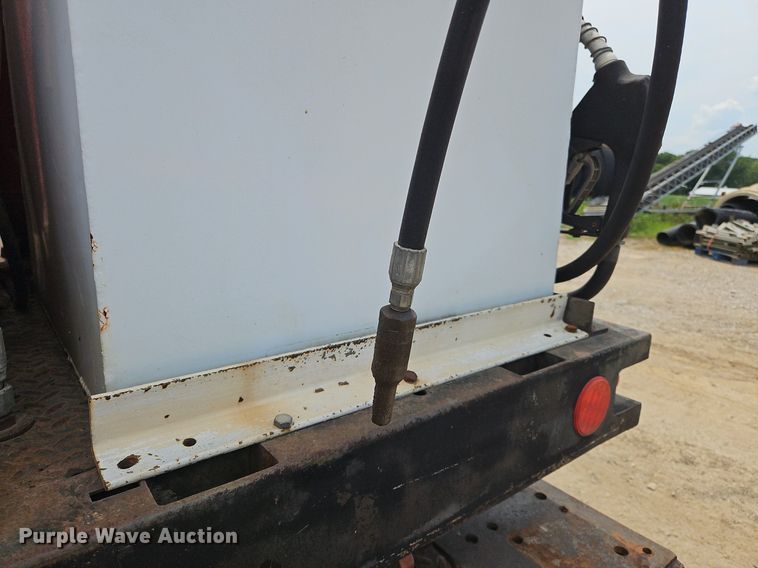 image for item OJ9778 1991 Ford F700 fuel / lube truck