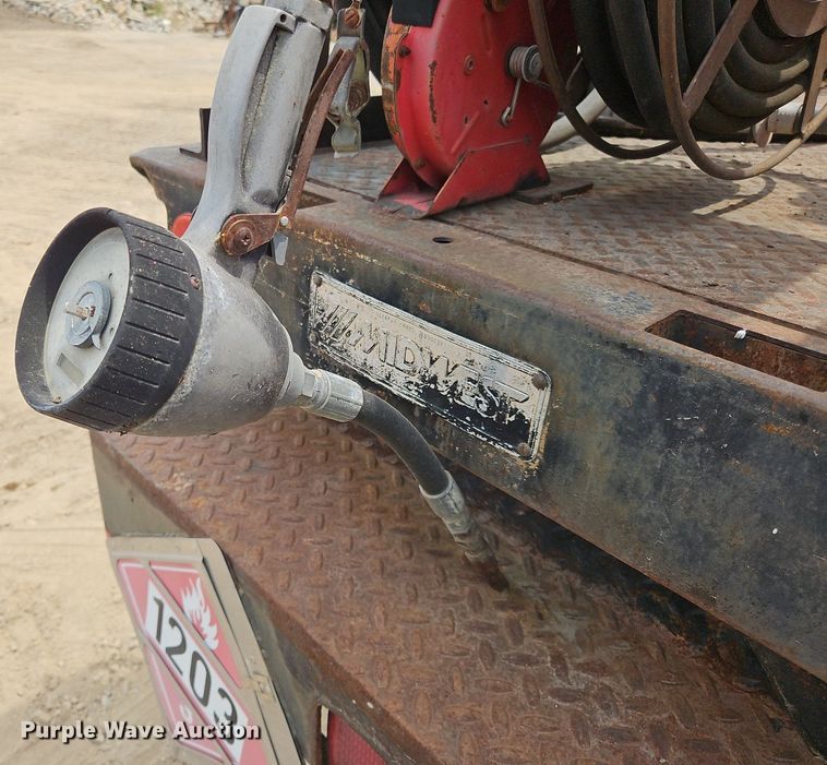 image for item OJ9778 1991 Ford F700 fuel / lube truck