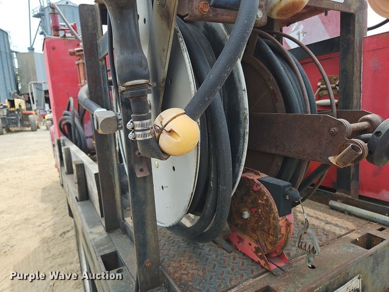 image for item OJ9778 1991 Ford F700 fuel / lube truck