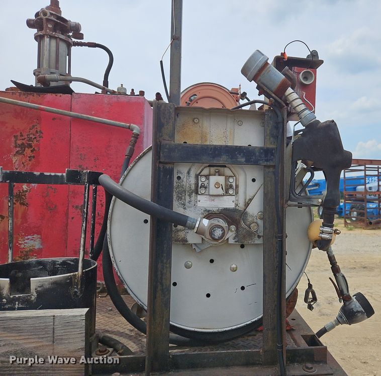 image for item OJ9778 1991 Ford F700 fuel / lube truck