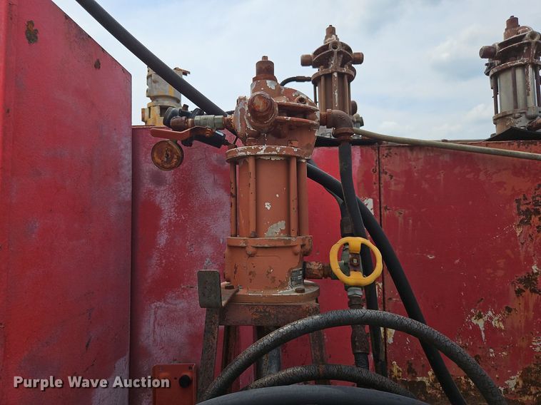 image for item OJ9778 1991 Ford F700 fuel / lube truck