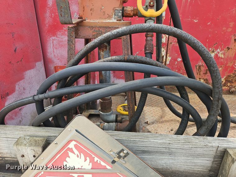 image for item OJ9778 1991 Ford F700 fuel / lube truck