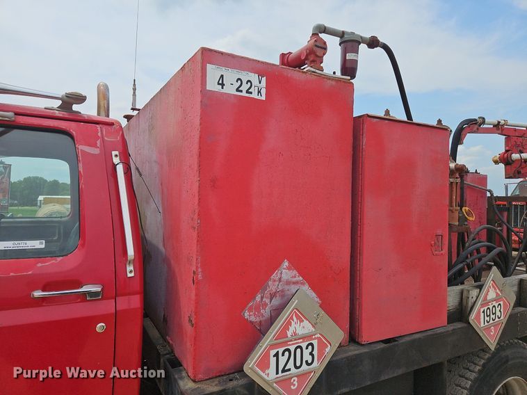 image for item OJ9778 1991 Ford F700 fuel / lube truck