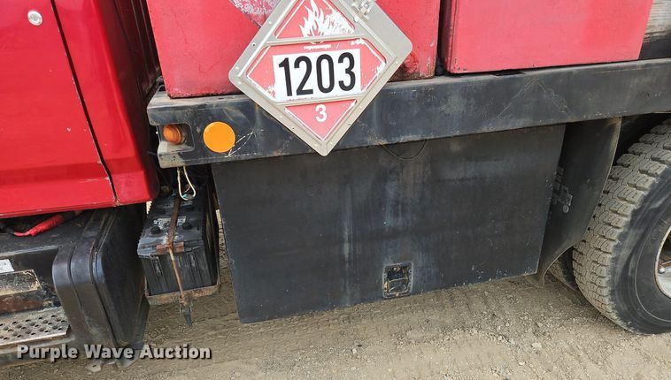 image for item OJ9778 1991 Ford F700 fuel / lube truck