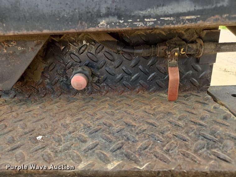 image for item OJ9778 1991 Ford F700 fuel / lube truck