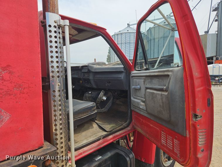 image for item OJ9778 1991 Ford F700 fuel / lube truck