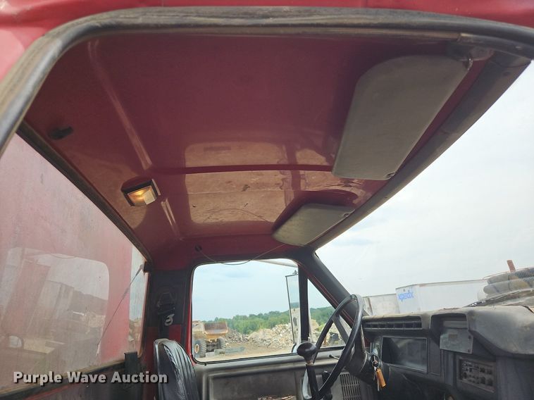 image for item OJ9778 1991 Ford F700 fuel / lube truck