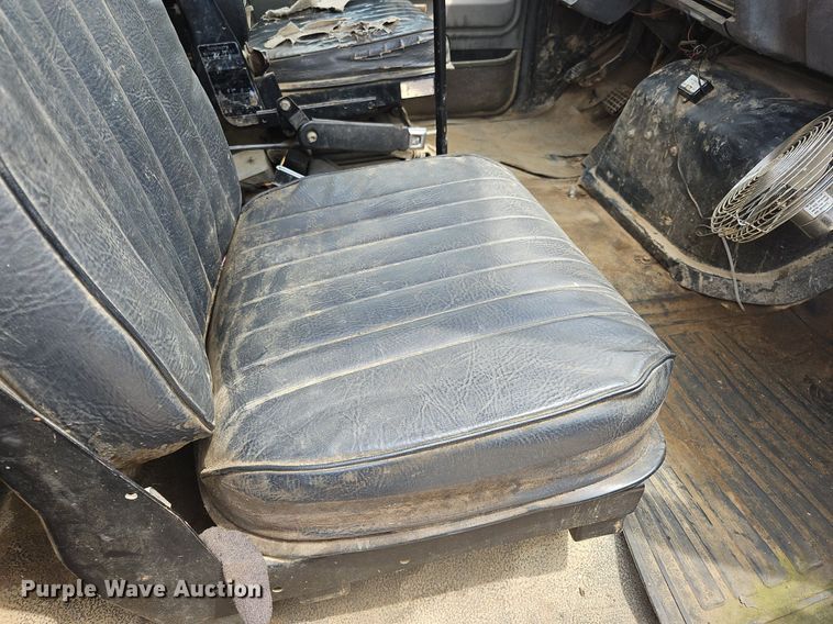 image for item OJ9778 1991 Ford F700 fuel / lube truck