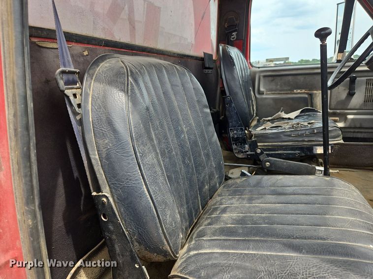 image for item OJ9778 1991 Ford F700 fuel / lube truck