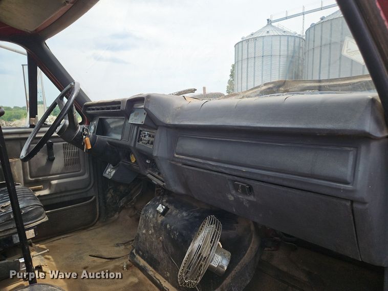 image for item OJ9778 1991 Ford F700 fuel / lube truck