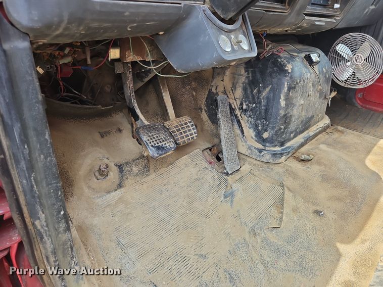 image for item OJ9778 1991 Ford F700 fuel / lube truck