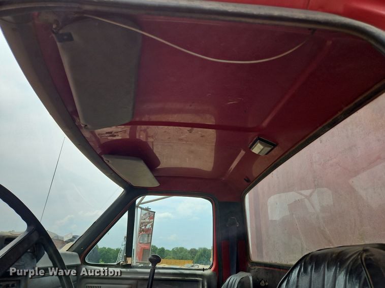 image for item OJ9778 1991 Ford F700 fuel / lube truck