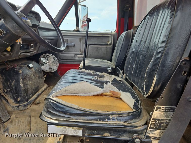 image for item OJ9778 1991 Ford F700 fuel / lube truck