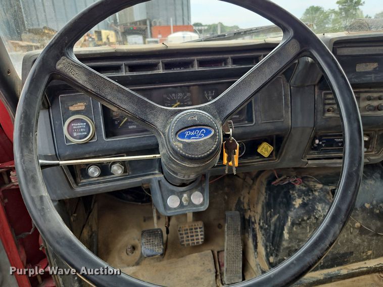 image for item OJ9778 1991 Ford F700 fuel / lube truck