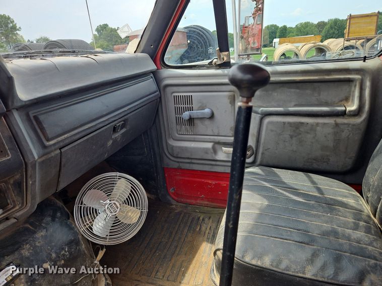 image for item OJ9778 1991 Ford F700 fuel / lube truck