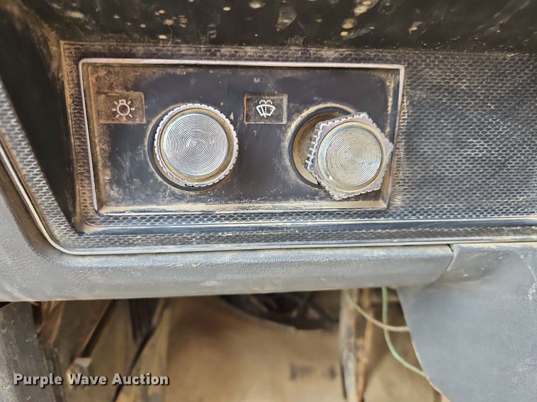 image for item OJ9778 1991 Ford F700 fuel / lube truck