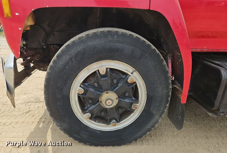 image for item OJ9778 1991 Ford F700 fuel / lube truck