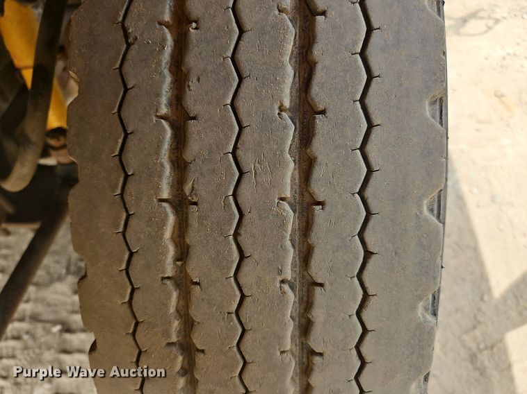 image for item OJ9778 1991 Ford F700 fuel / lube truck