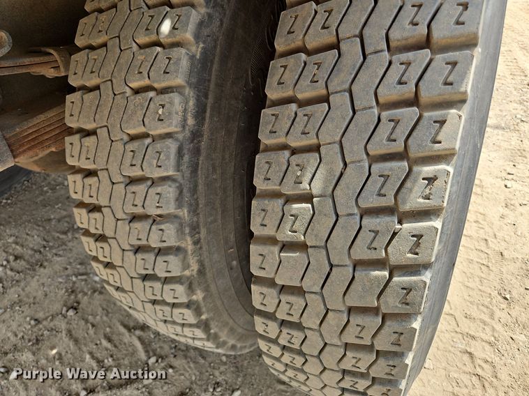 image for item OJ9778 1991 Ford F700 fuel / lube truck