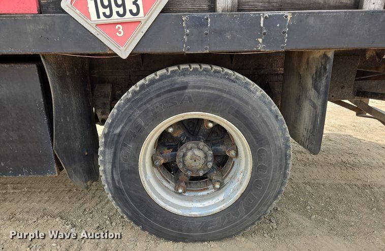 image for item OJ9778 1991 Ford F700 fuel / lube truck