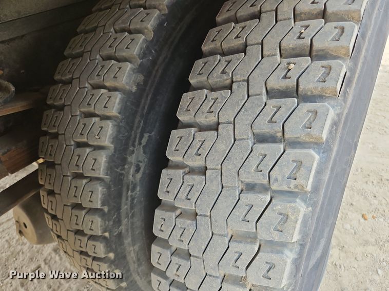 image for item OJ9778 1991 Ford F700 fuel / lube truck