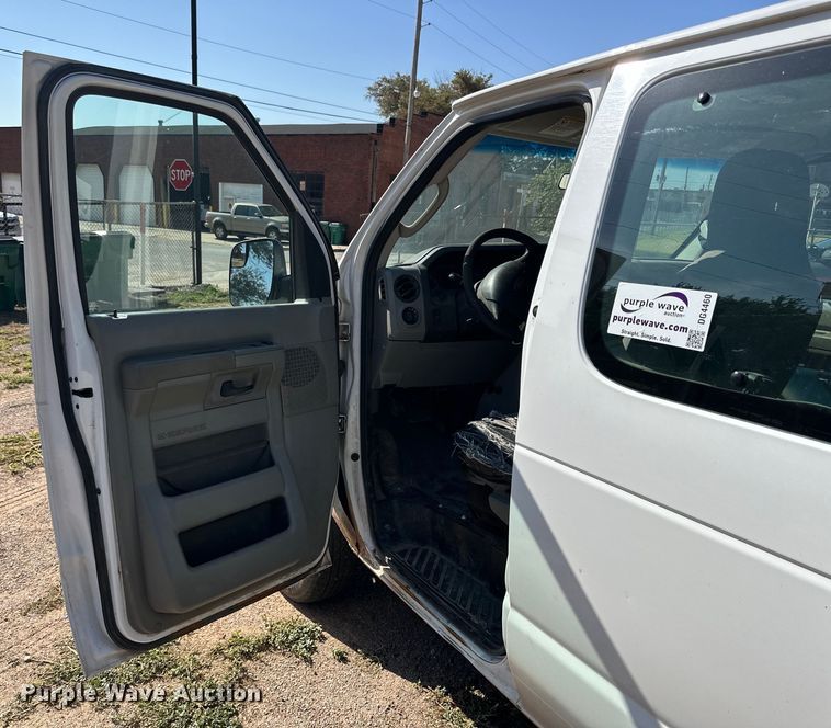 image for item DG4460 2014 Ford E350 Super Duty XL van