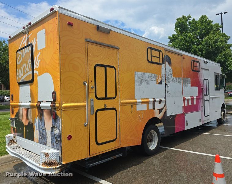 image for item DQ4393 1993 Chevrolet P6000 bookmobile van