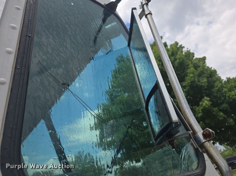 image for item DQ4393 1993 Chevrolet P6000 bookmobile van