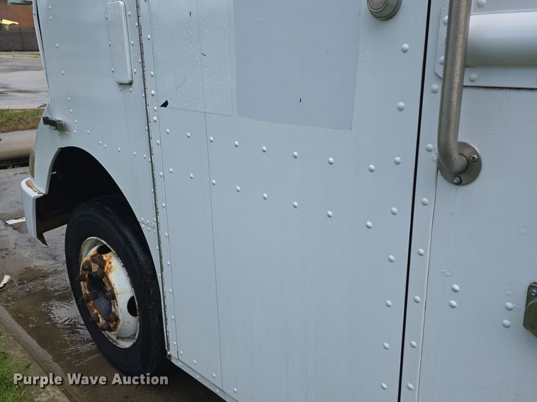 image for item DQ4393 1993 Chevrolet P6000 bookmobile van