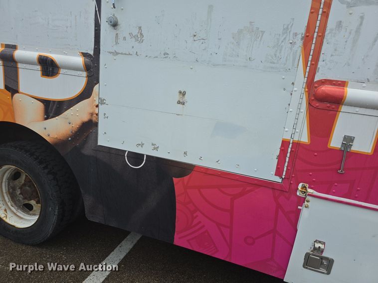 image for item DQ4393 1993 Chevrolet P6000 bookmobile van