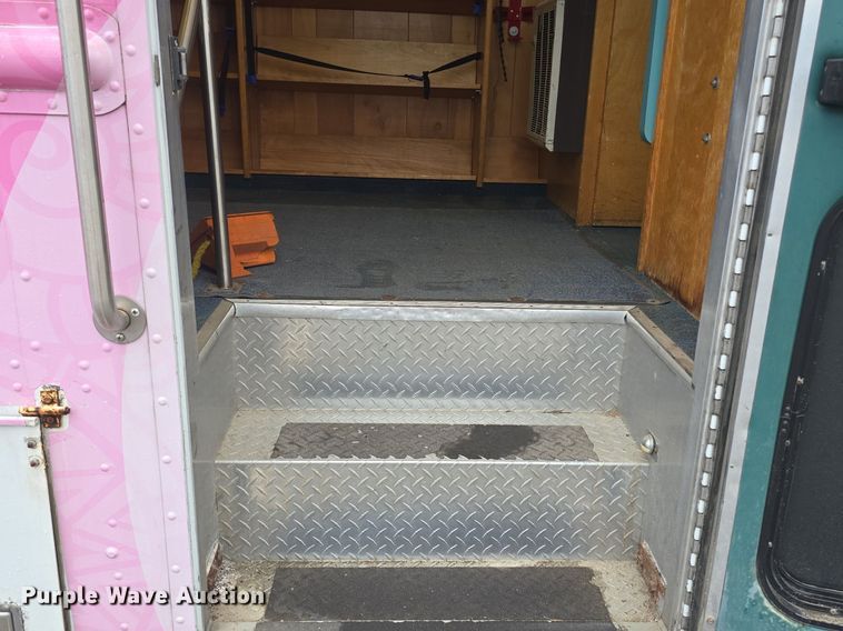 image for item DQ4393 1993 Chevrolet P6000 bookmobile van