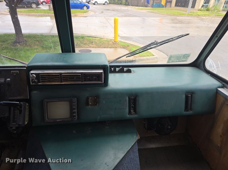 image for item DQ4393 1993 Chevrolet P6000 bookmobile van