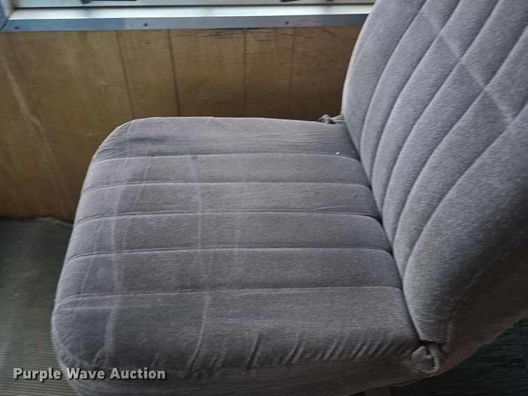 image for item DQ4393 1993 Chevrolet P6000 bookmobile van