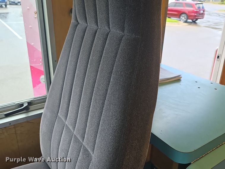 image for item DQ4393 1993 Chevrolet P6000 bookmobile van