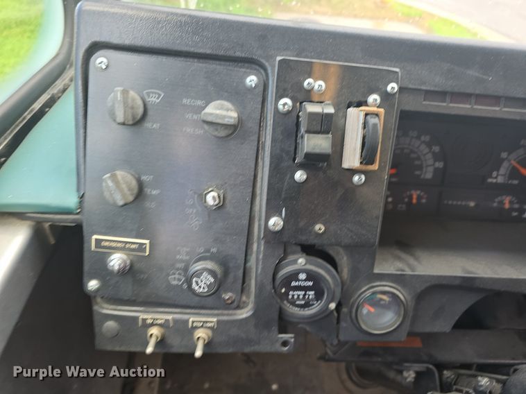 image for item DQ4393 1993 Chevrolet P6000 bookmobile van