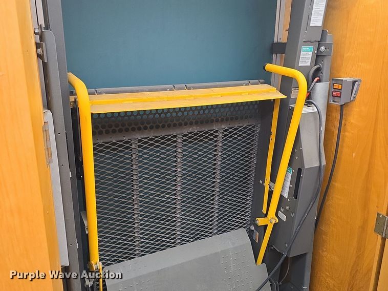 image for item DQ4393 1993 Chevrolet P6000 bookmobile van