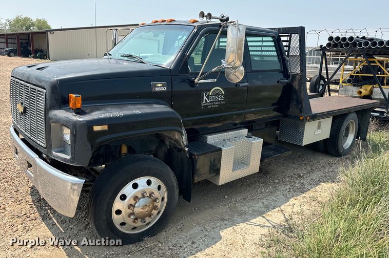 image for item DQ6910 2002 Chevrolet C6500 Crew Cab flatbed truck